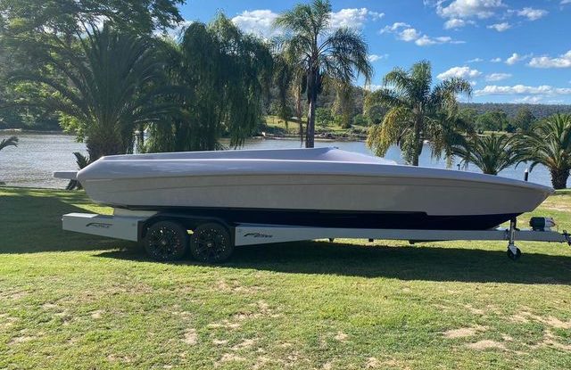 Colour matching your Force Boat with your Force Custom Trailer is one of the perks of building your whole boat package with us!  This F25XS and trailer are both coloured in Slate grey and black