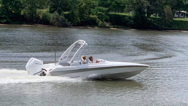 Picture Perfect F21x Social Ski Boat