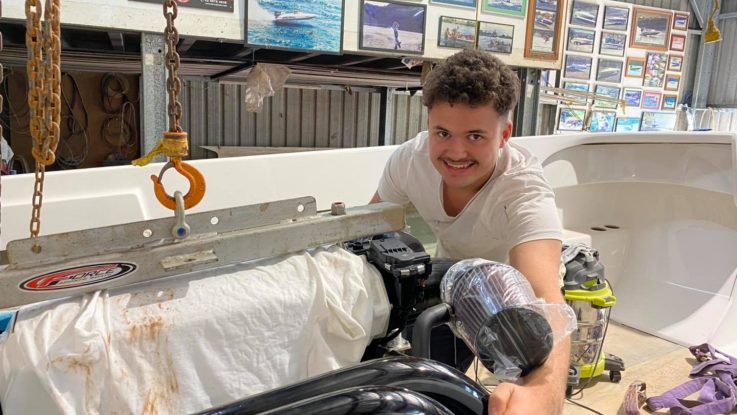 Max, our new team member here at Force Boats, helps drop Mercury’s 860hp in to the latest F25XS!